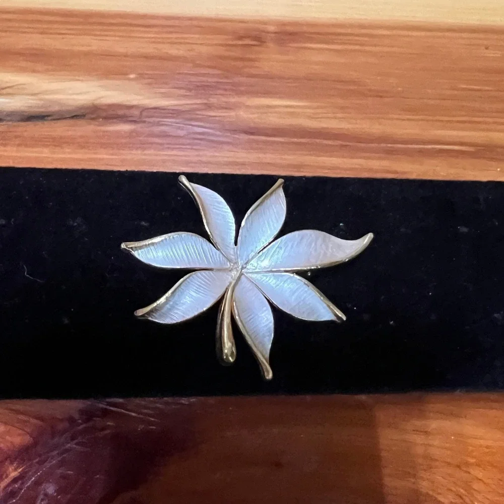 Vintage‎ JJ White Enamel Flower Brooch Gold Tone Textured Leaf Lily Pin